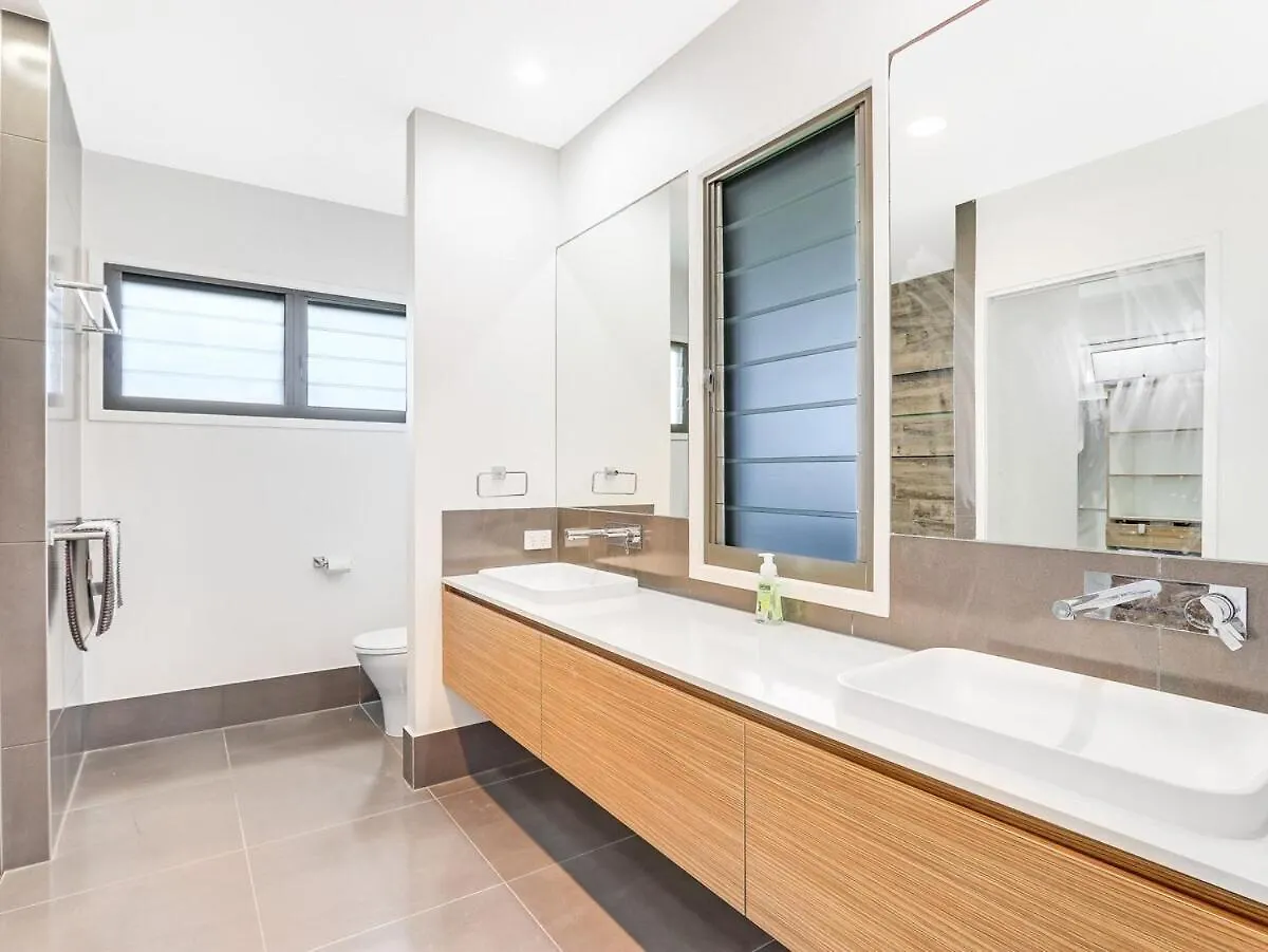 Дом отдыха Waterfront Home Bordering Mooloolaba Buddina